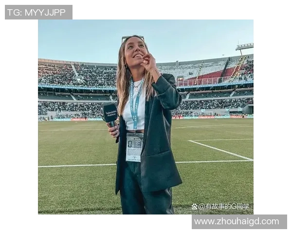 足球明星与绝世美女甜蜜接吻瞬间引发热议粉丝纷纷点赞羡慕不已